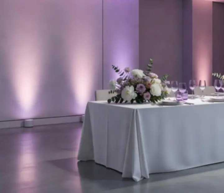 Stůl s elegantním nasvícením a dekoracemi pro společenský program ve večerní atmosféře